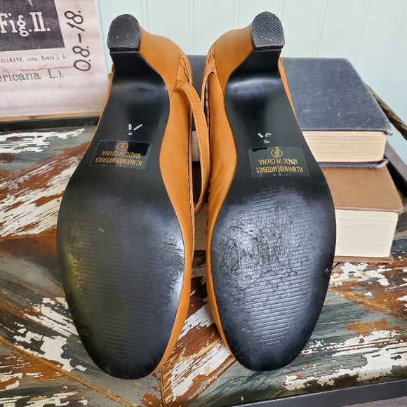 Modcloth Chase & Chloe Mina Button Heels Retro Modern Does Vintage Women… - Picture 3 of 5